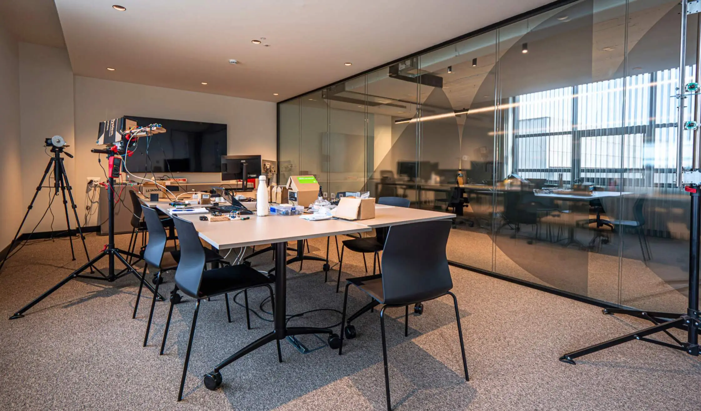 Sala de laboratorio con mesa a medida de gran formato