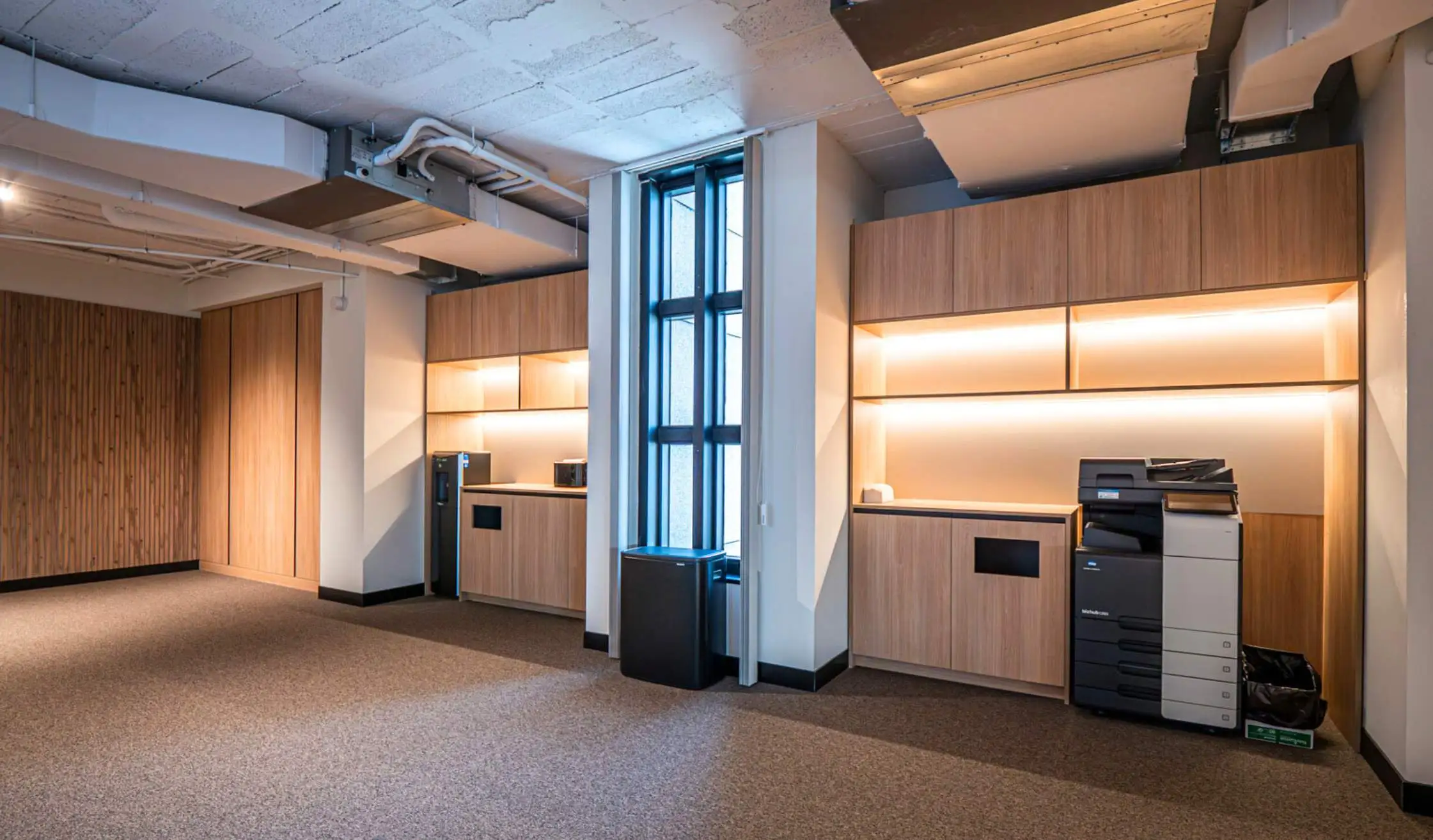 Mueble diseñado y fabricado en carpintería a medida para zona de office en oficina