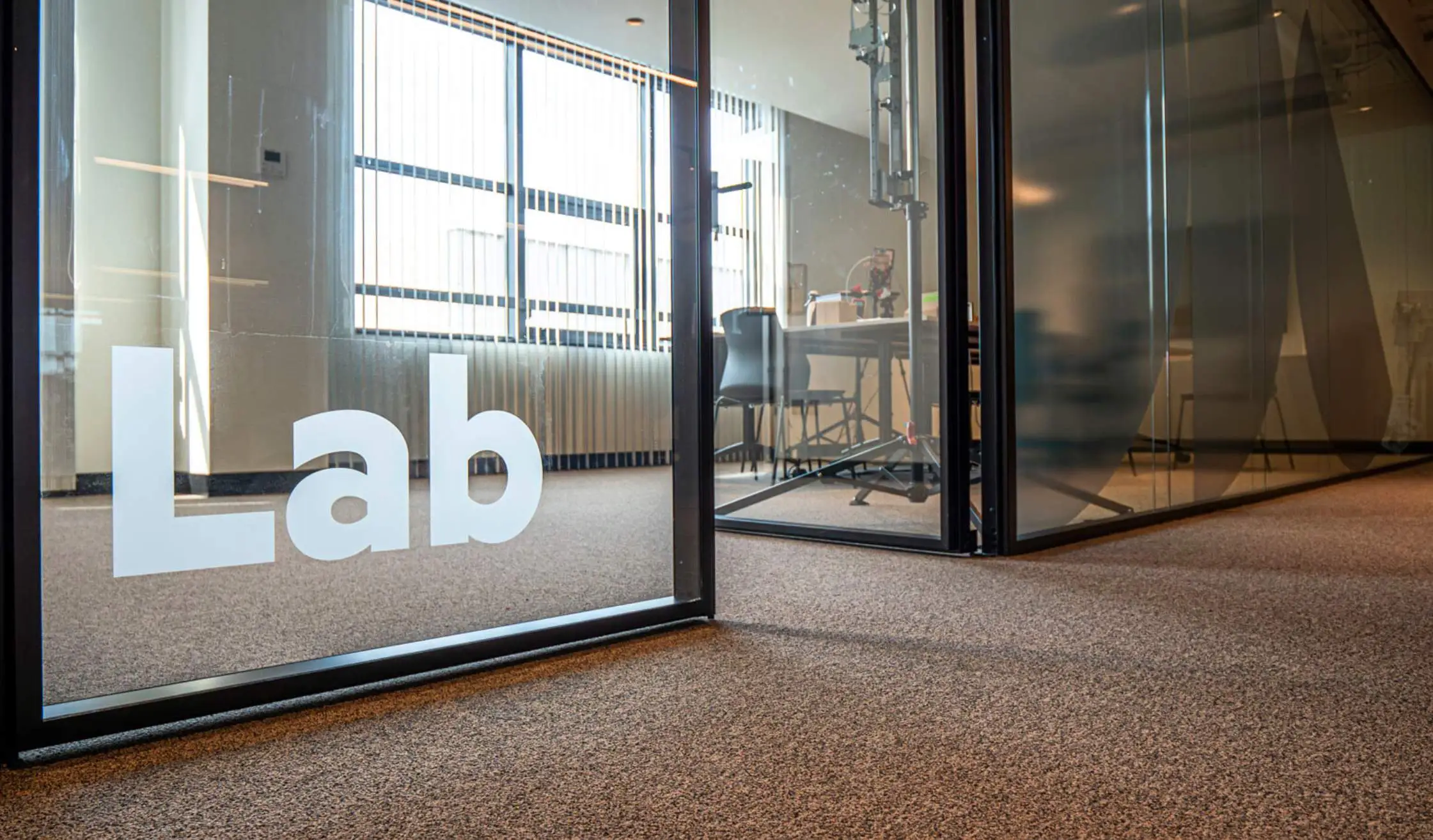 Detalle de mampara rotulada con vinilo en oficina