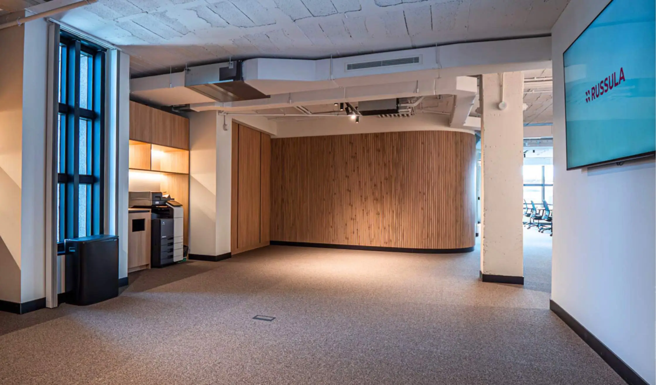 Lamas de madera y material acústico para oficina en Galicia