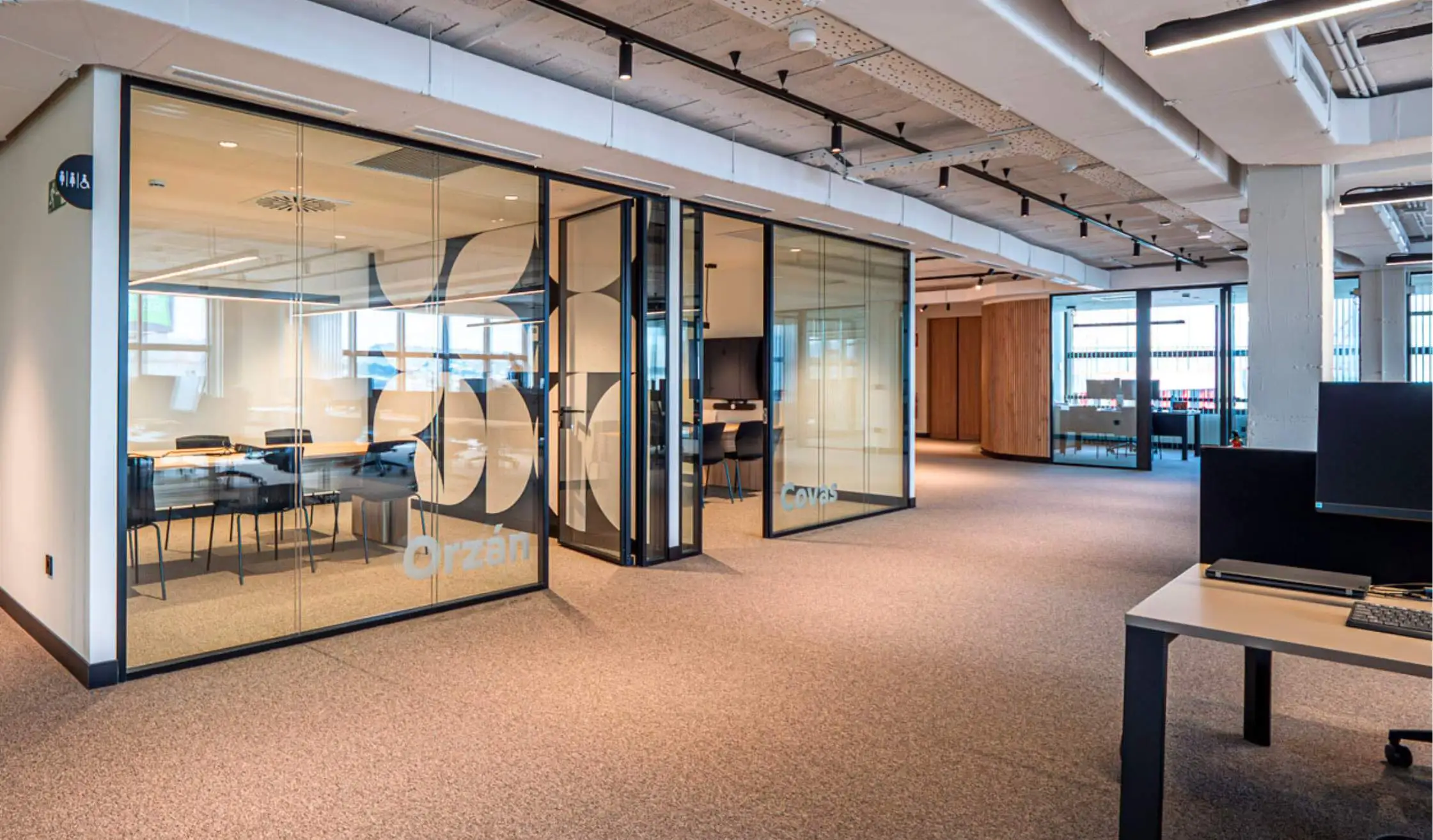 Oficina de gran tamaño con compartimentación separando salas y despachos