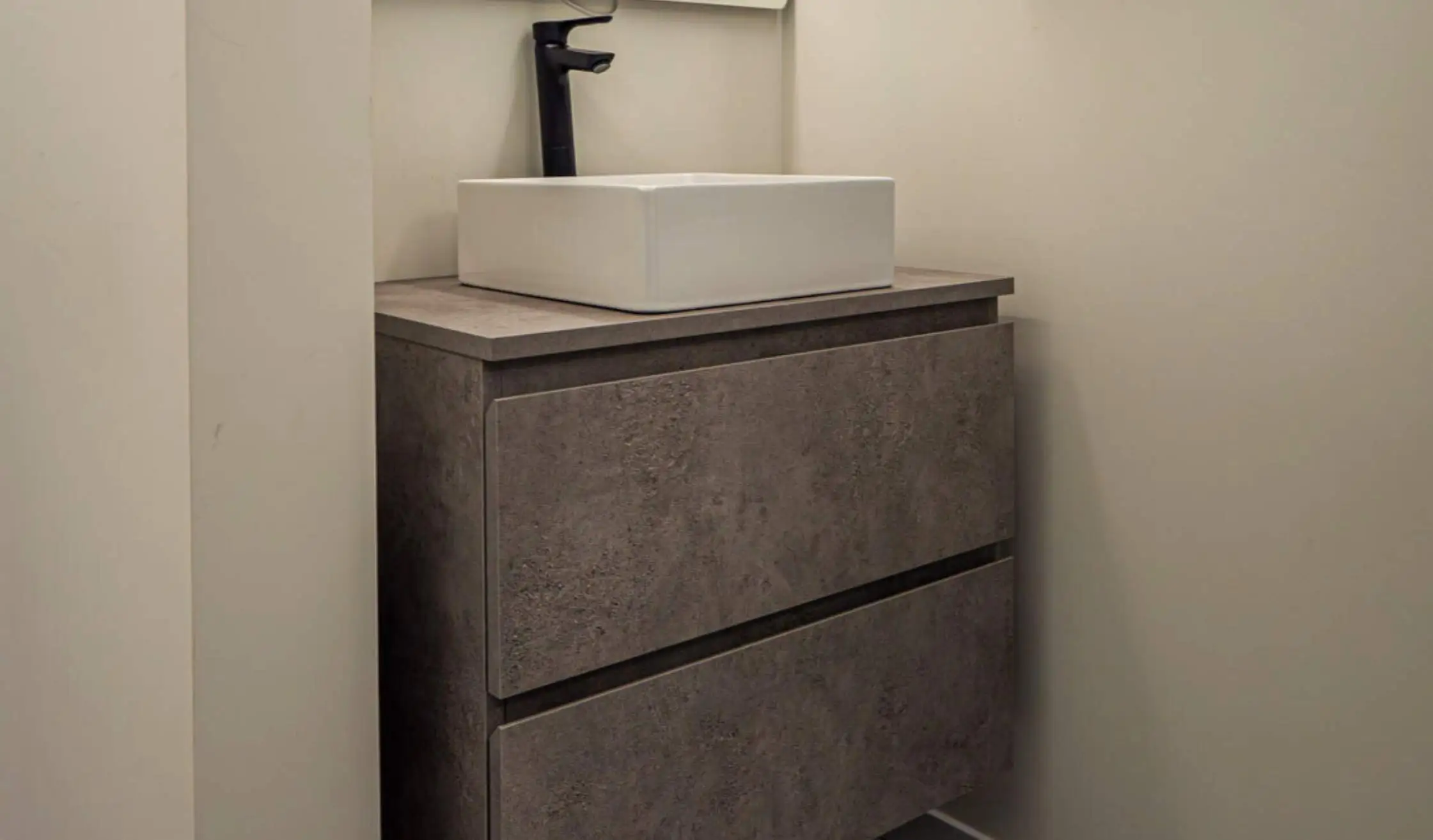 Mueble de aseo en oficina