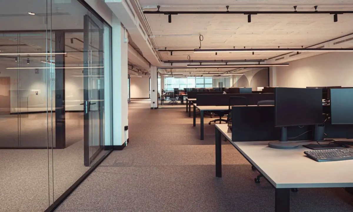 Puestos de trabajo en oficina transformada en A Coruña