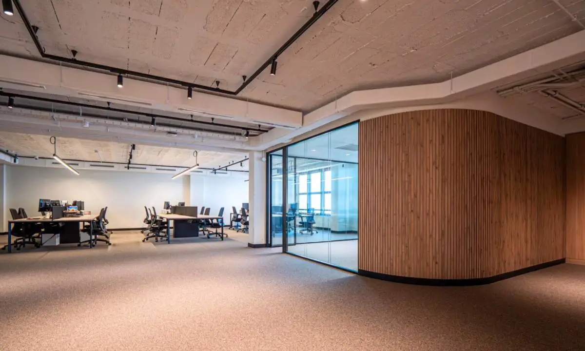 Piezas de carpintería a medida en oficina en A Coruña