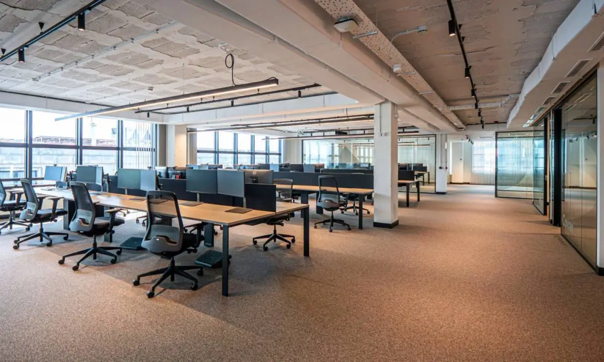 Puestos de trabajo ergonómicos en espacio abierto de oficina en Galicia