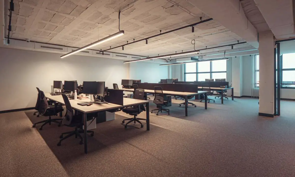 Diseño de oficina abierta con espacio de trabajo diáfano