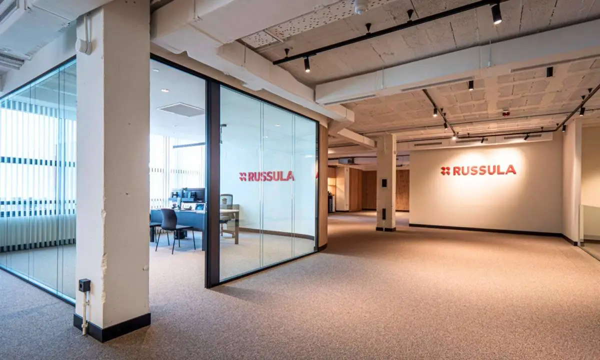 Oficina con imagen corporativa y separación mediante mamparas