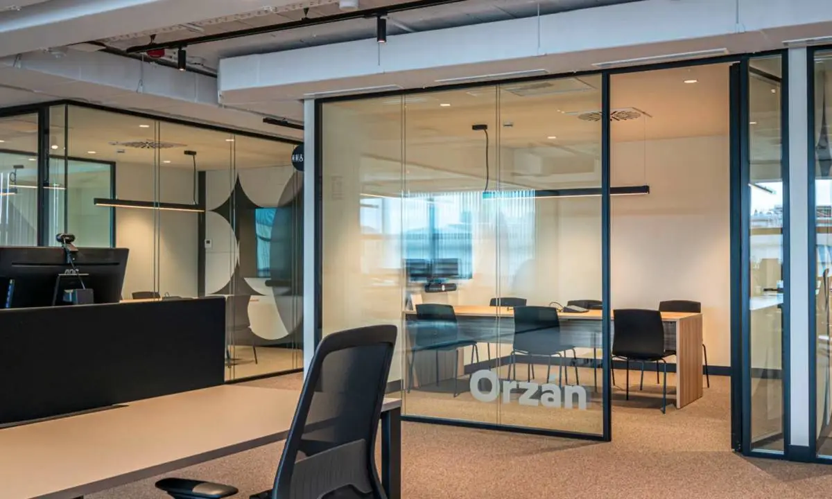 Mamparas de vidrio rotuladas con vinilo en oficina en Galicia