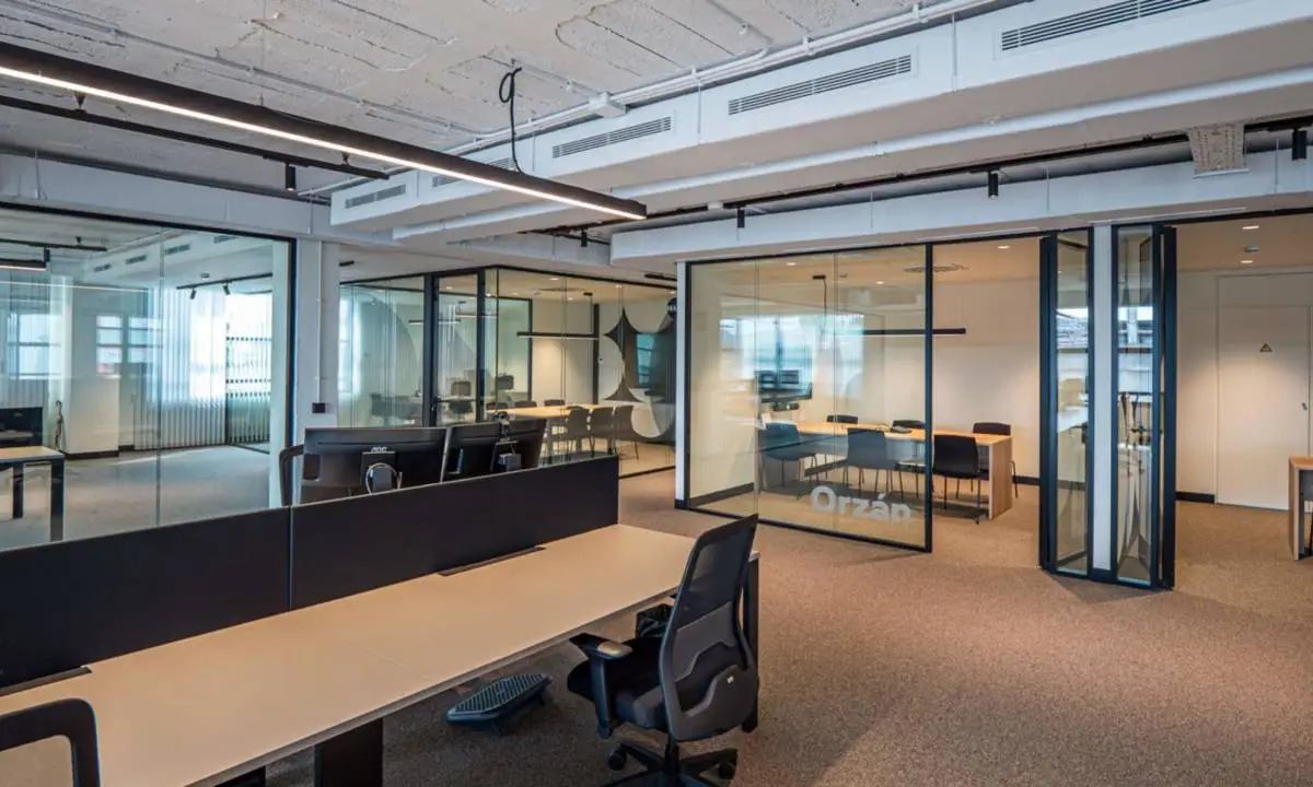 Oficina de gran tamaño con mobiliario y compartimentación