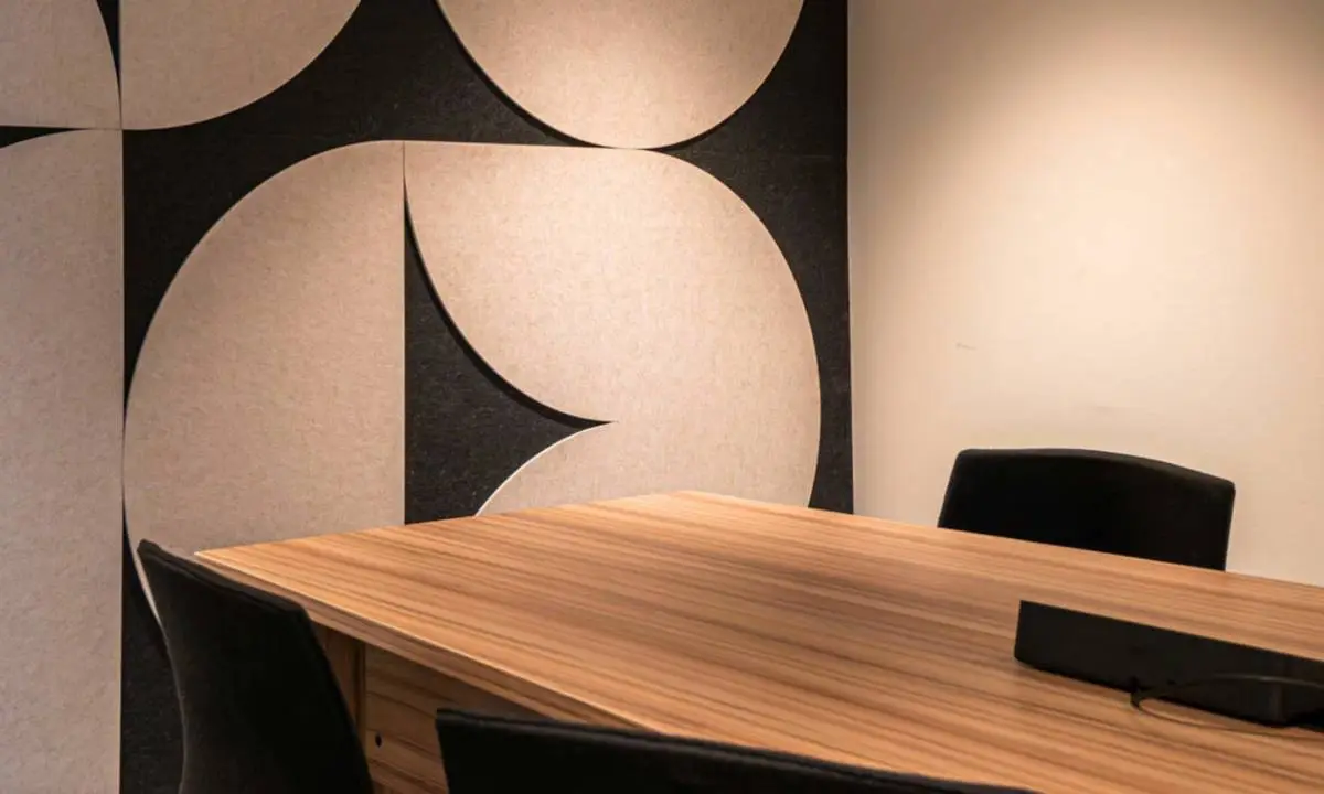 Revestimiento acústico blanco y negro para salas de reuniones y despachos en oficina