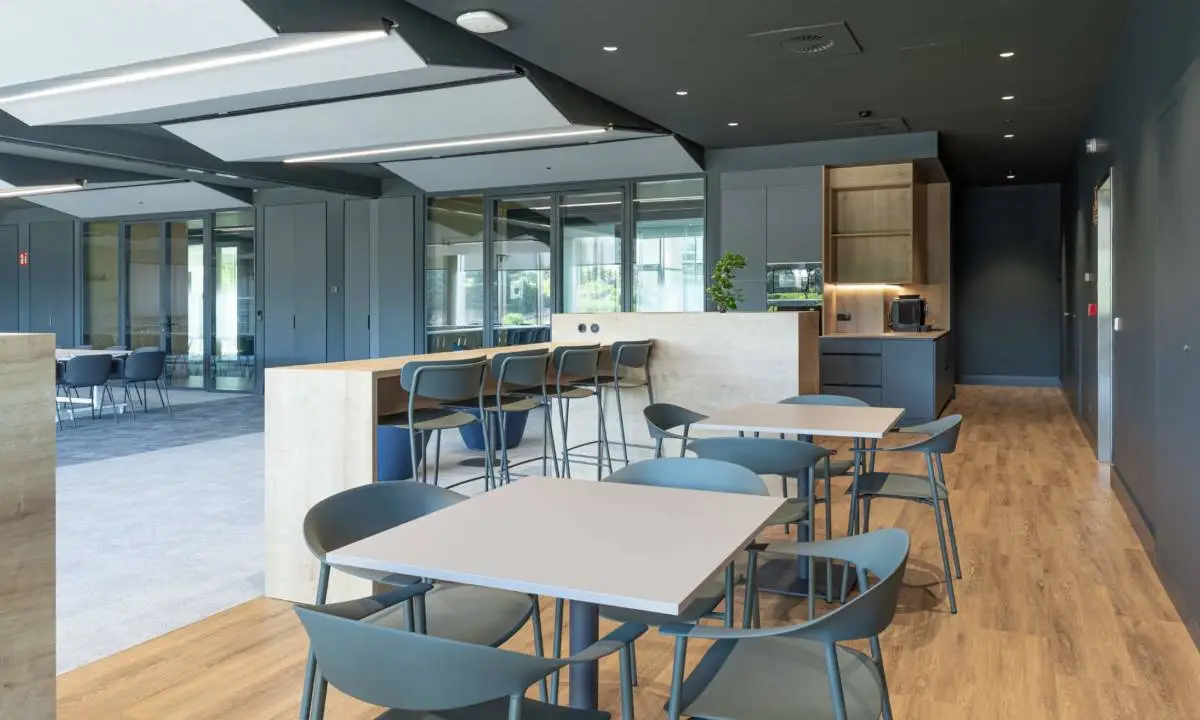 Zona de cantina y descanso en oficina en Madrid con mobiliario