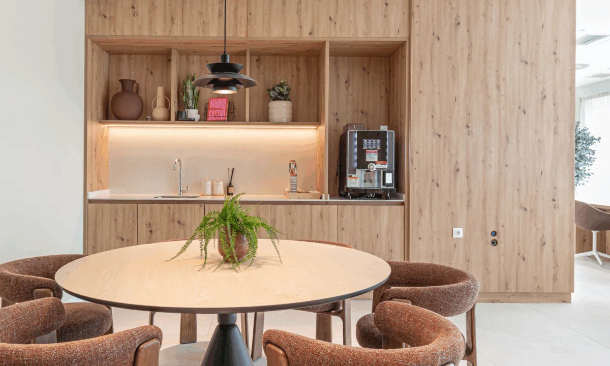 Carpintería a medida en zonas compartidas y office de Flex Living