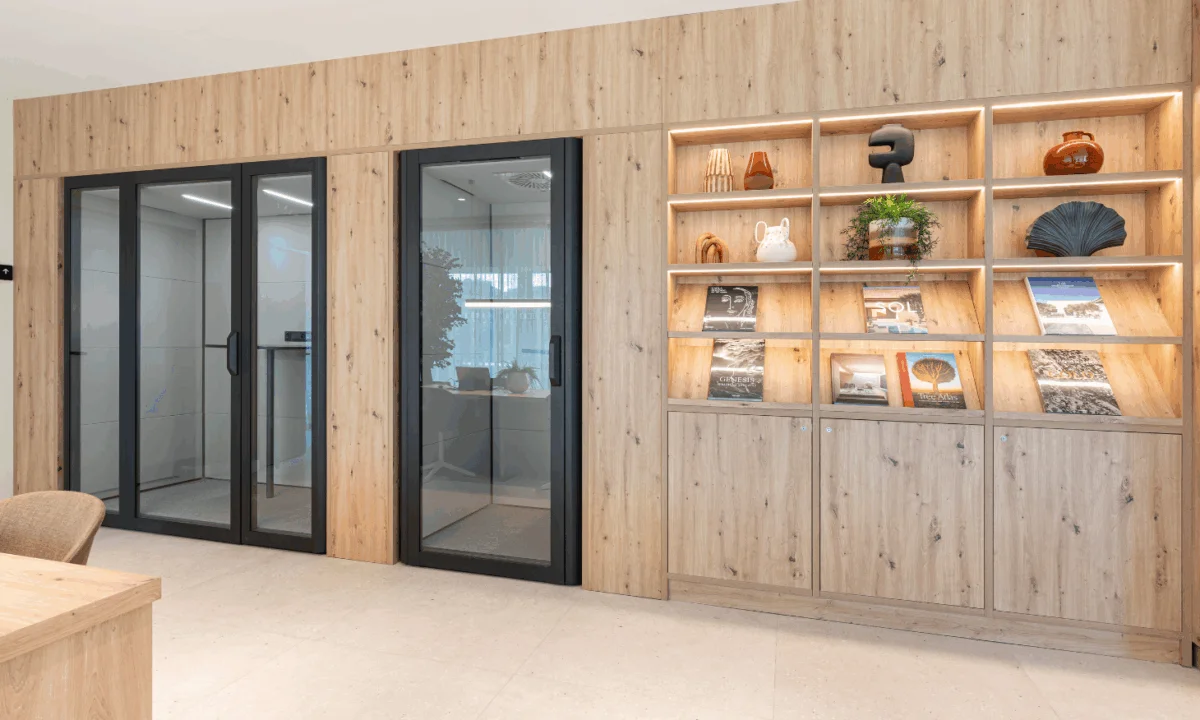 Carpintería a medida en zonas de coworking y phonebooth de Flex Living