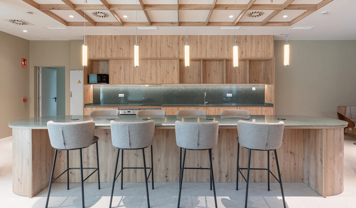 Cocina de carpintería a medida en zonas comunes de edificio compartido