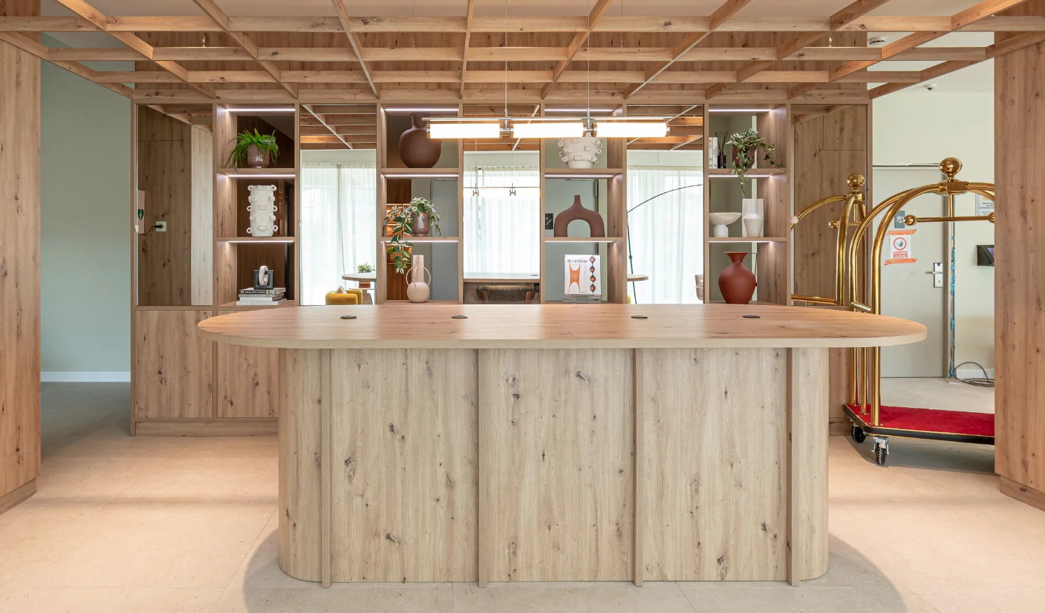 Recepción de carpintería a medida en zonas comunes de edificio compartido