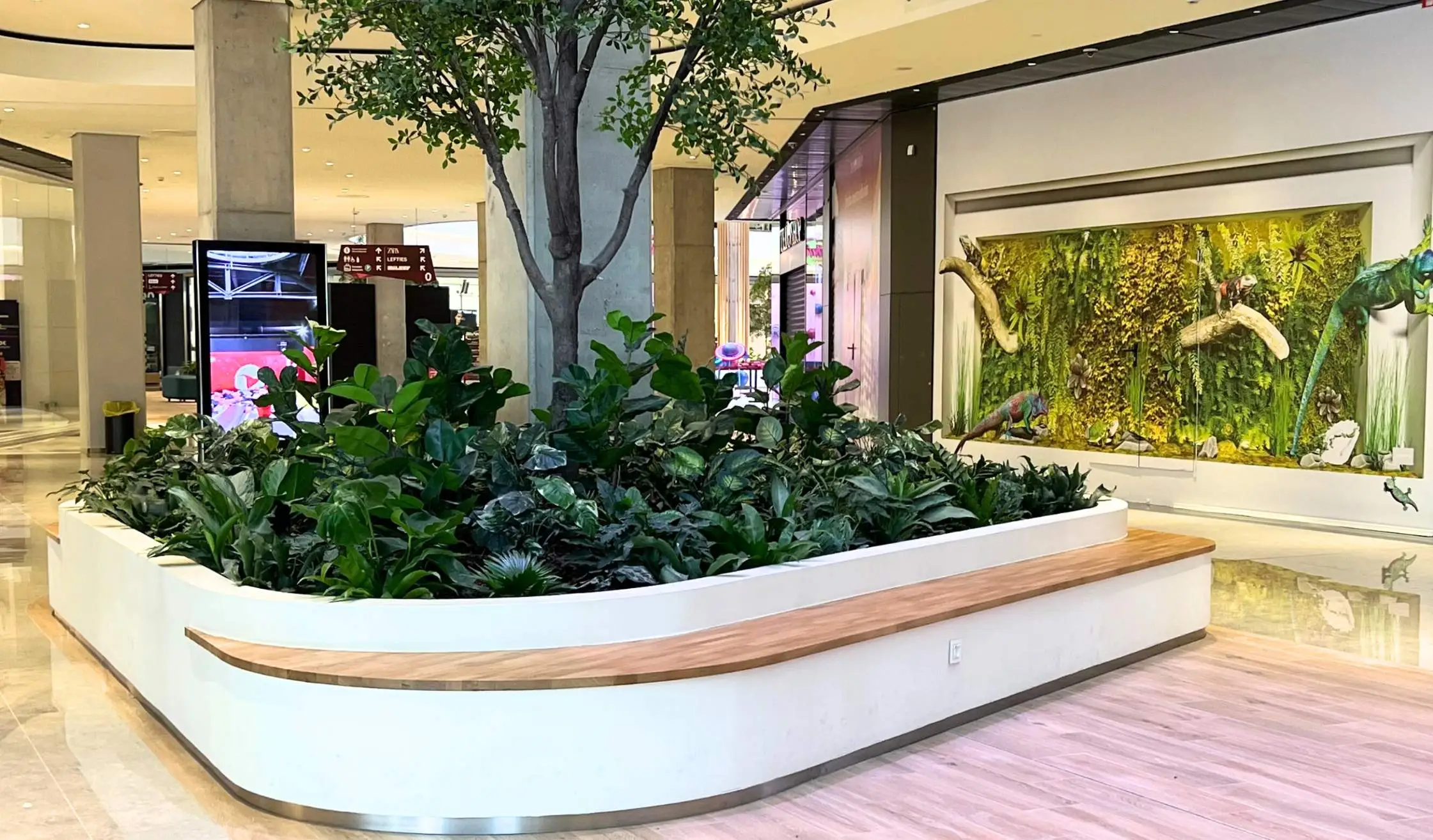 Jardinera de carpintería a medida en centro comercial