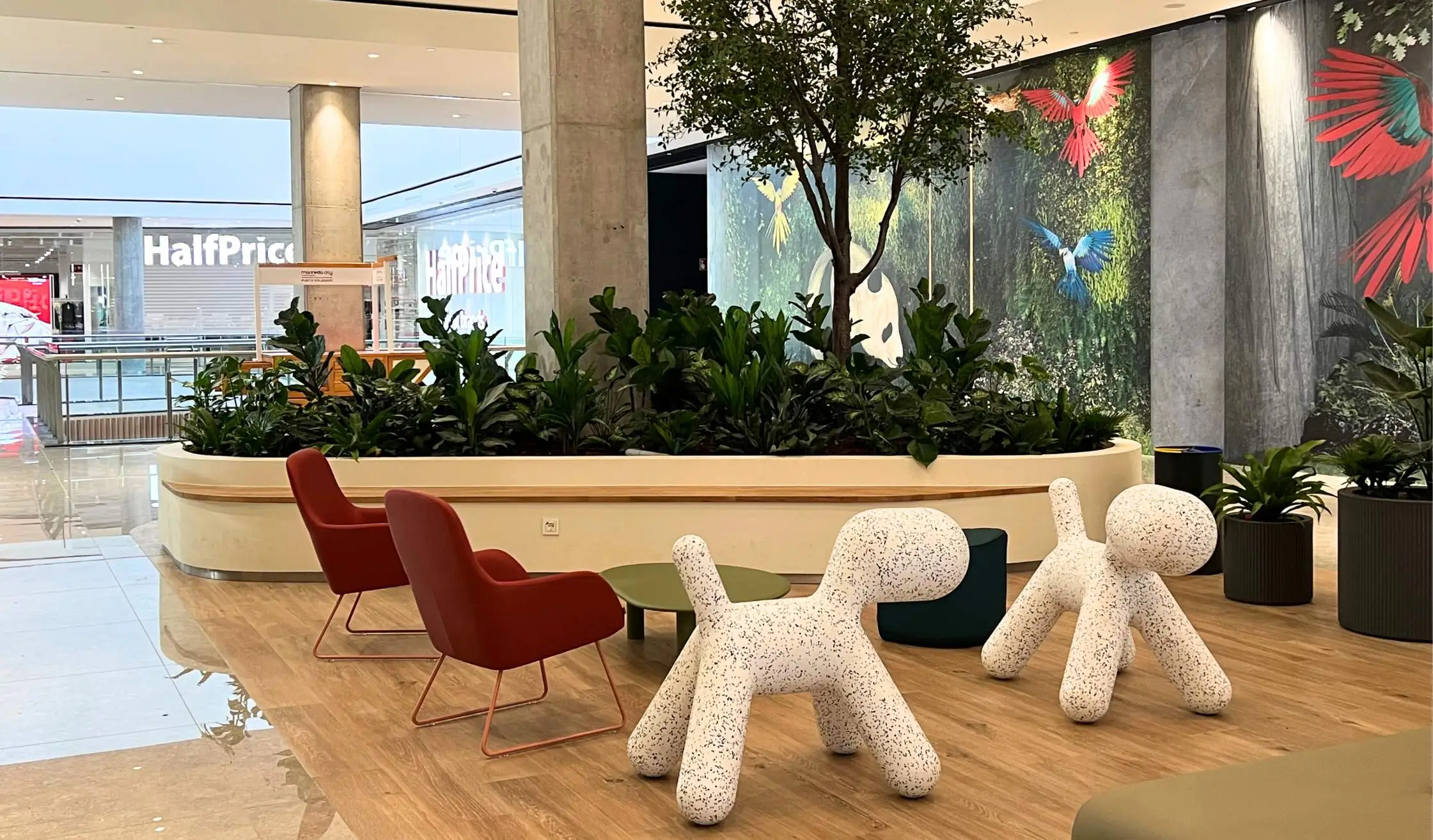 Elementos de mobiliario estándar para espacio común de centro comercial