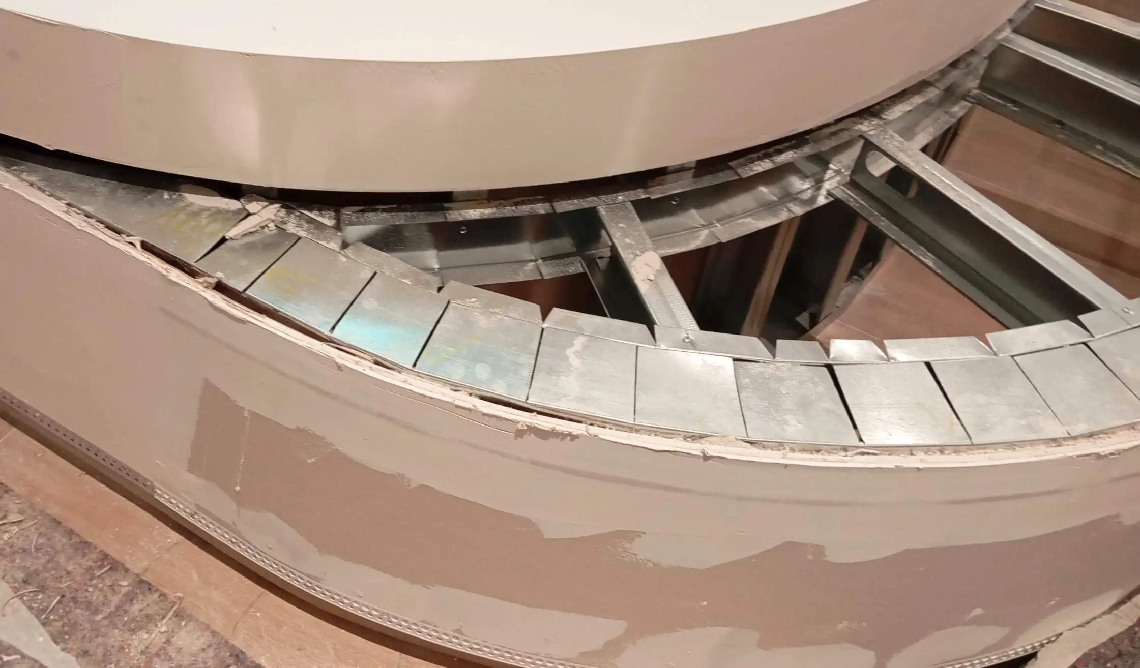 Instalación de jardineras fabricadas a medida para Retail