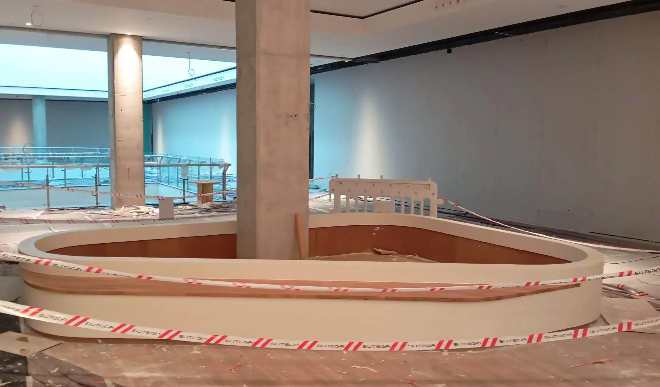 Elementos a medida para zonas comunes de centro comercial en Galicia