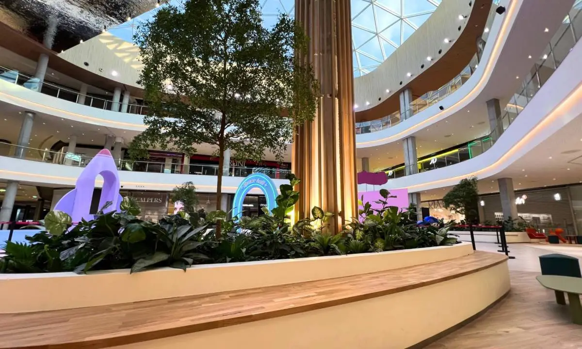 Jardineras de carpintería a medida en centro comercial