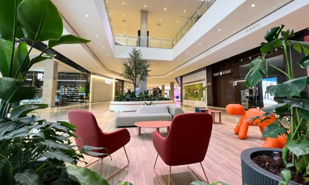 Mobiliario de soft seating en centro comercial en Galicia