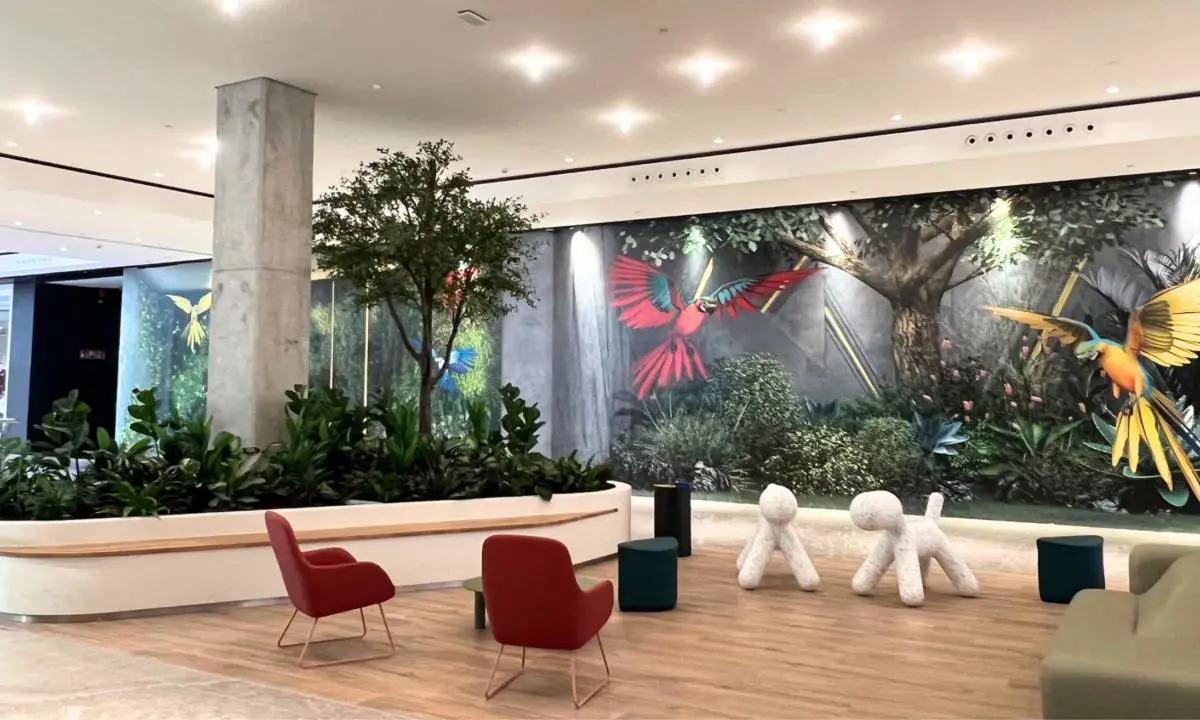 Mobiliario seleccionado para centro comercial con formas orgánicas y colores potentes