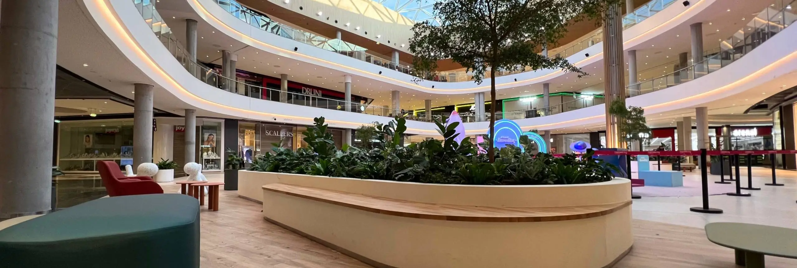 Jardineras de carpintería a medida en centro comercial en A Coruña