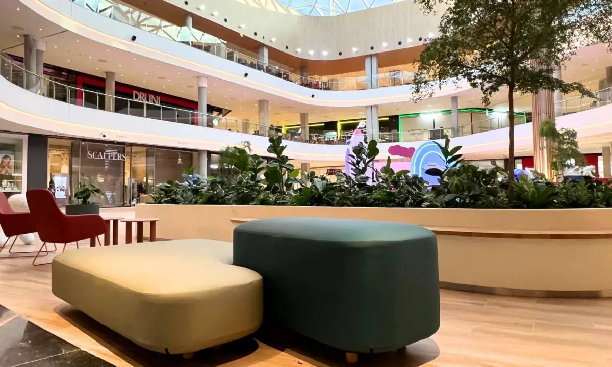 Piezas de mobiliario con acabado textil en beige y verde para Retail