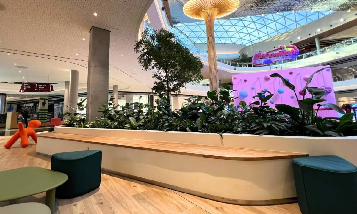 Piezas de carpintería personalizadas fabricadas en taller de madera, para centro comercial en Galicia