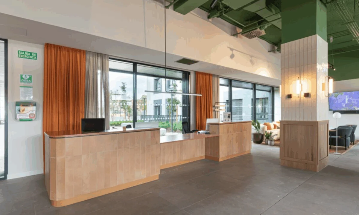 Zona de entrada y mostrador en nuevo flex livng de Node en Madrid