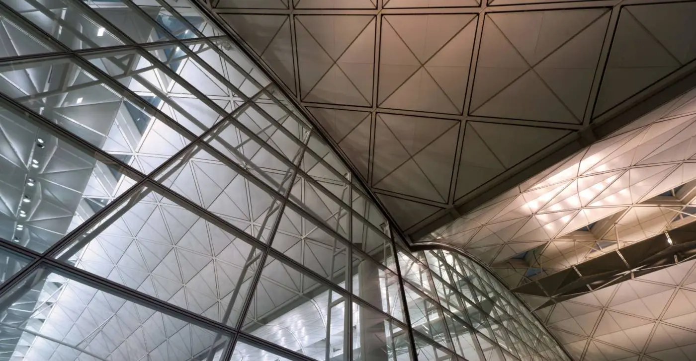 Detalle arquitectónico de metal con carpintería a medida de aluminio