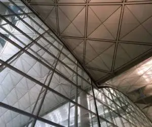 Detalle arquitectónico de metal con carpintería a medida de aluminio