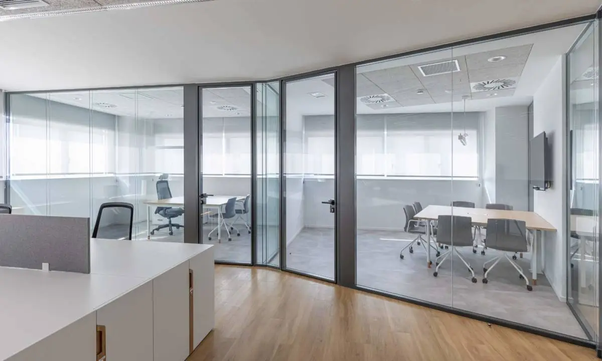 Zona de oficina con mamparas de vidrio a medida para compartimentación