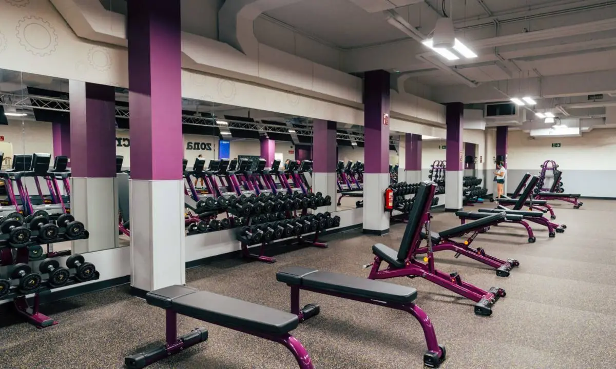 Zona deportiva con trabajos de obra y construcción a medida