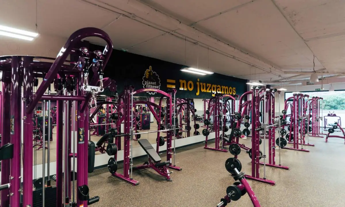 Máquinas deportivas en espacio Retail renovado con trabajos de obra