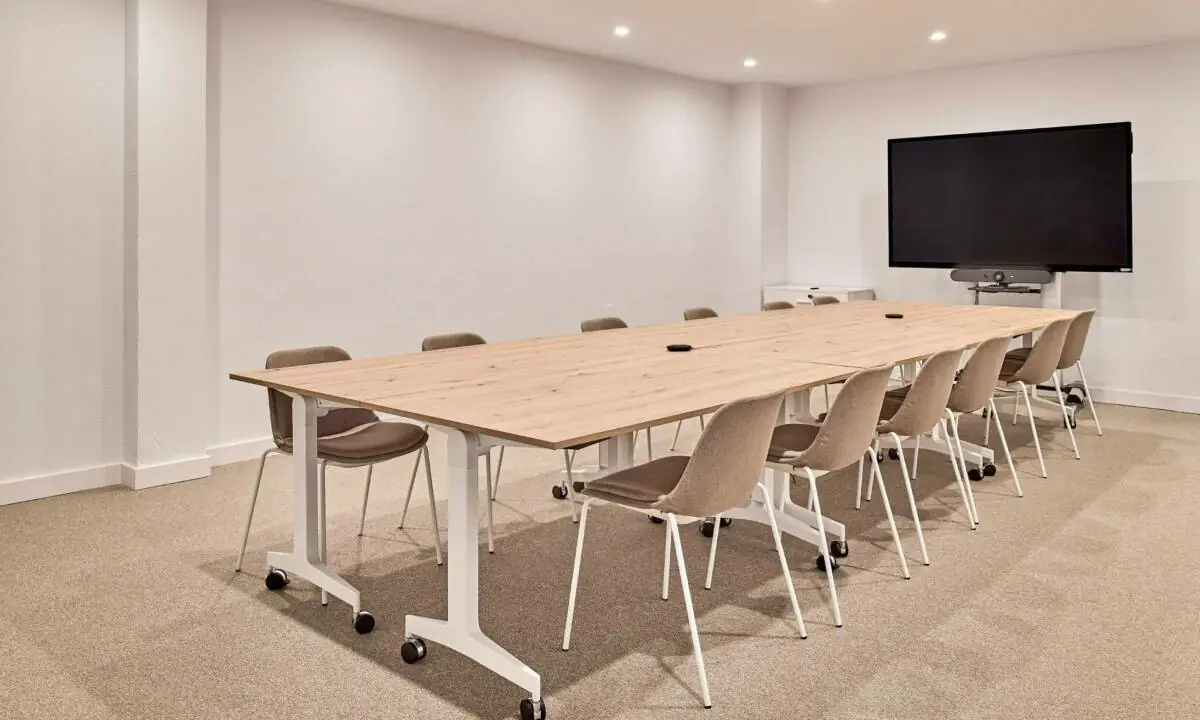Sala de juntas con mobiliario flexible y tecnología