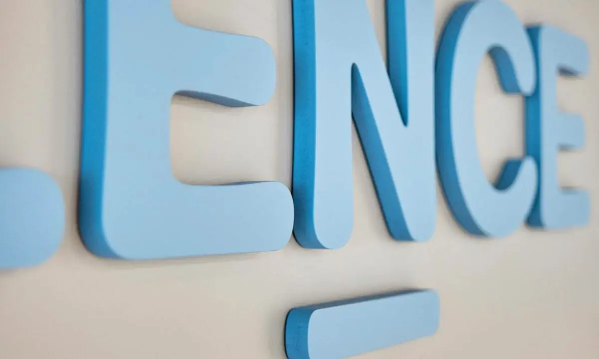 Letras corpóreas realizadas a medida para oficina