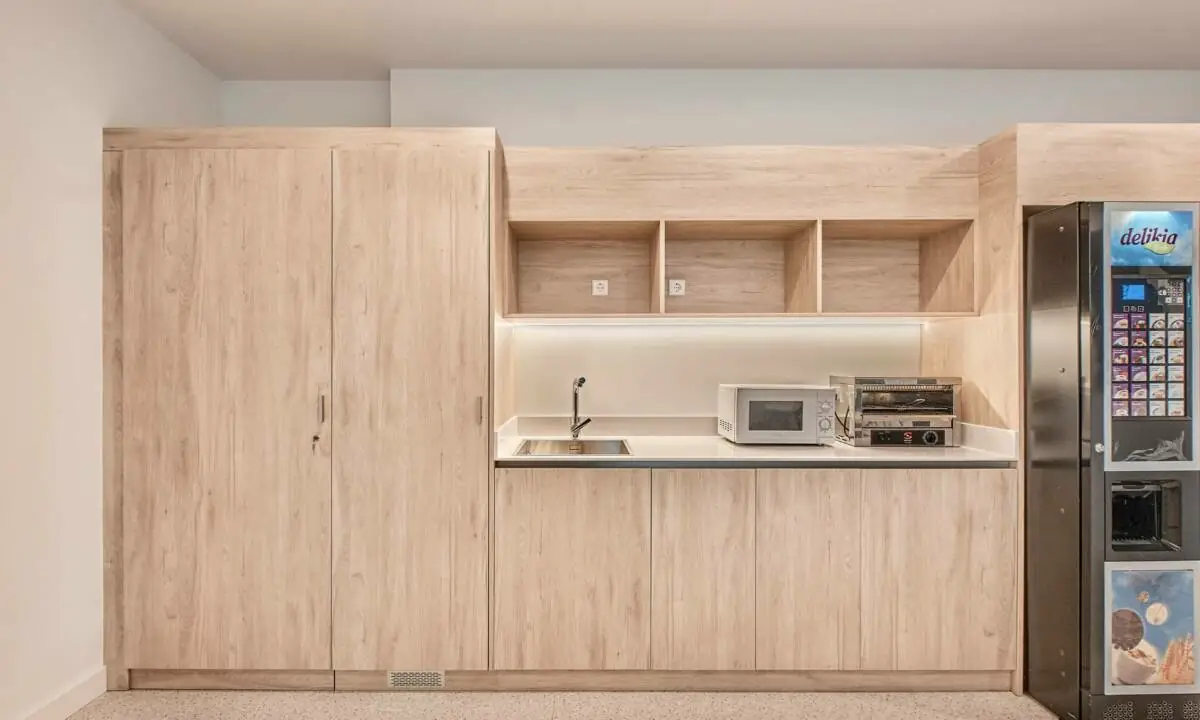 Mueble de office de carpintería a medida fabricado en taller