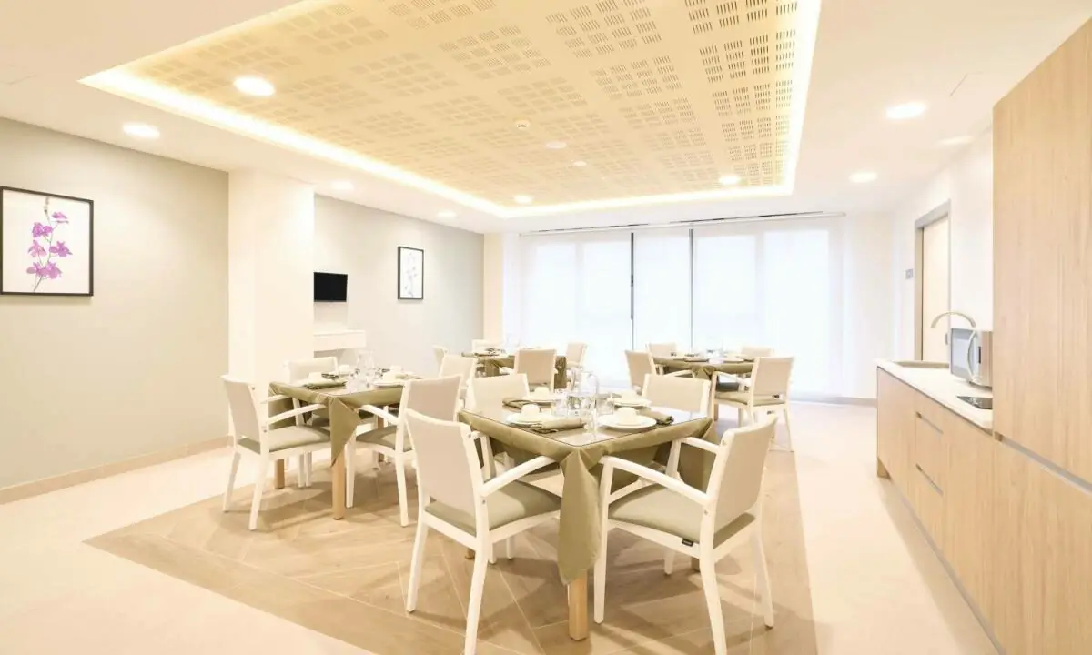 Comedor común en espacio compartido de residencia de mayores