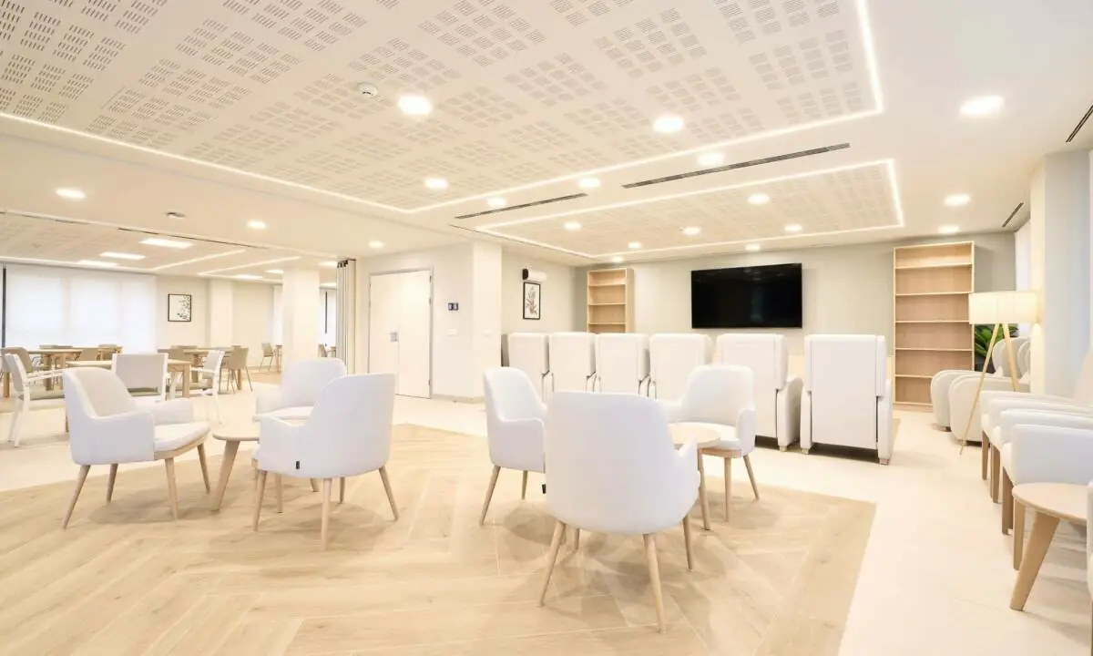 Salón comunitario para usuarios mayores de espacio Senior Living en Zamora