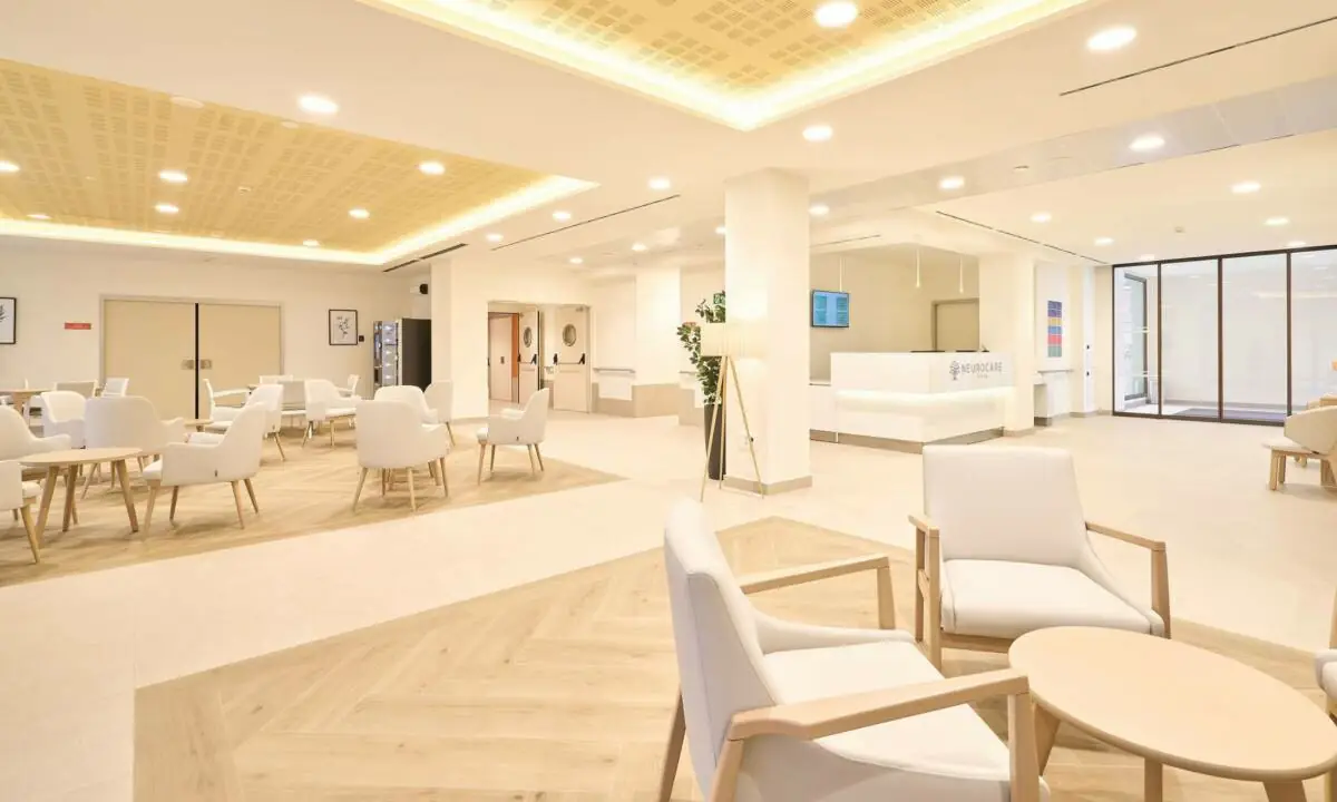 Salón de actividades con mobiliario estándar en Zamora