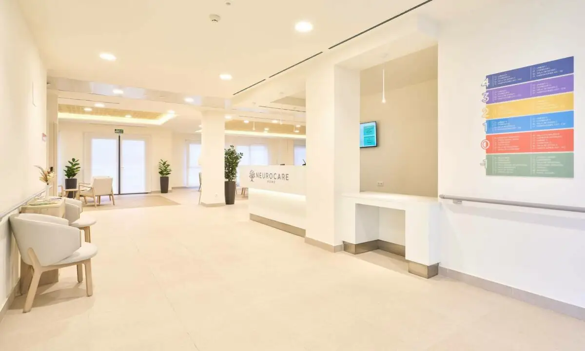 Mostrador a medida en zona de entrada de residencia de mayores en Zamora