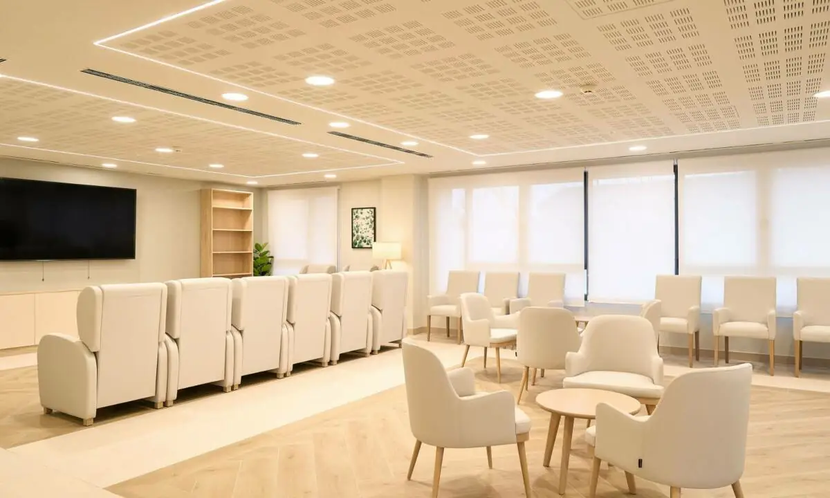 Salón de TV con mobiliario, butacas y sofás y carpintería a medida