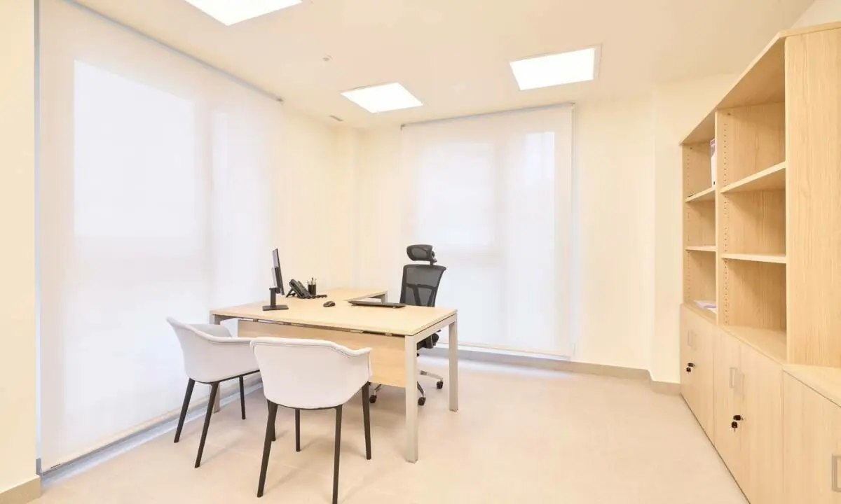 Despacho médico con carpintería a medida en residencia de mayores