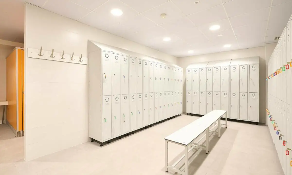 Vestuarios con taquillas a medida en zona privada de empleados de residencia de mayores