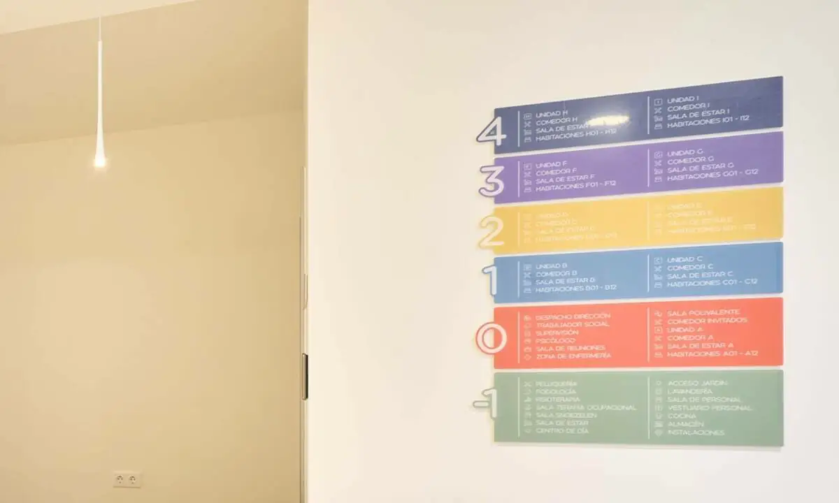 Rotulación y señalética indicativa para residencia de mayores en zonas comunes
