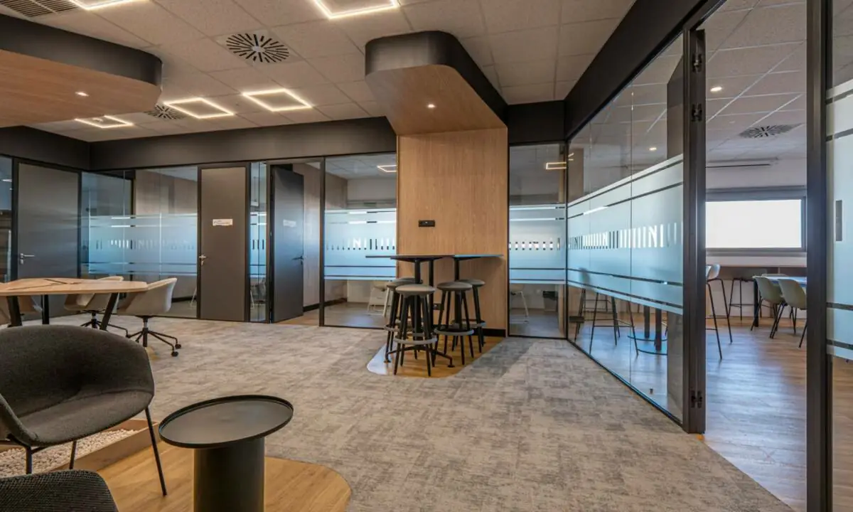 Zona de trabajo colaborativa con mesa de carpintería a medida