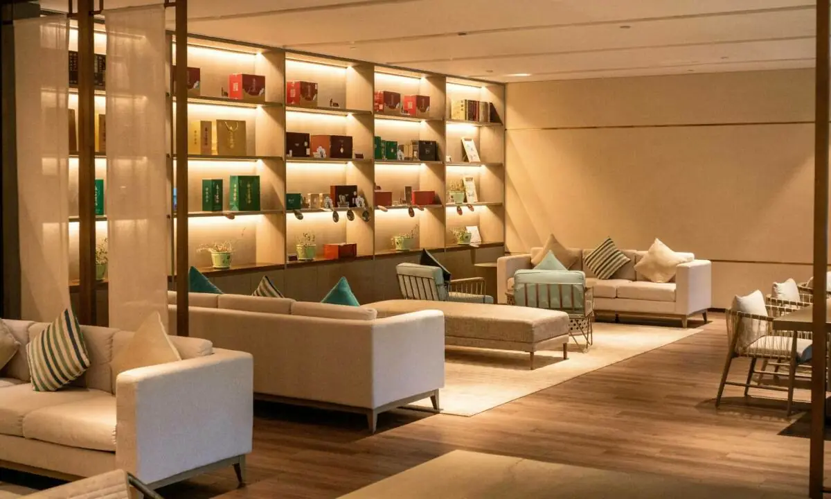 Zona de descanso en recepción de hotel con biblioteca a medida y soft seating