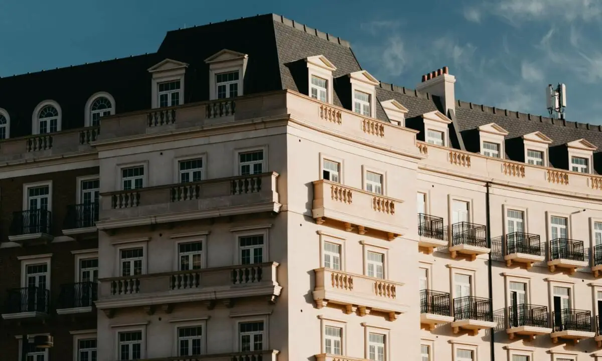 Fachada exterior de hotel en gran ciudad