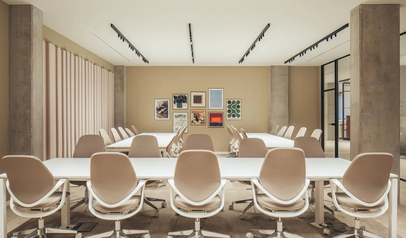 Coworking equipada con mobiliario estándar en nuevo flex living en Terrasa